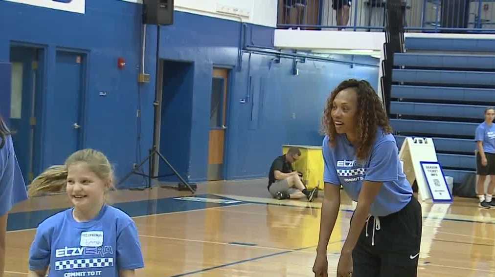 UK women's basketball coach returns home to Oldham County for camp