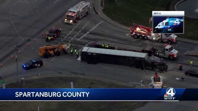 South Carolina: Tractor-trailer lands on top of vehicle - Vimarsana News