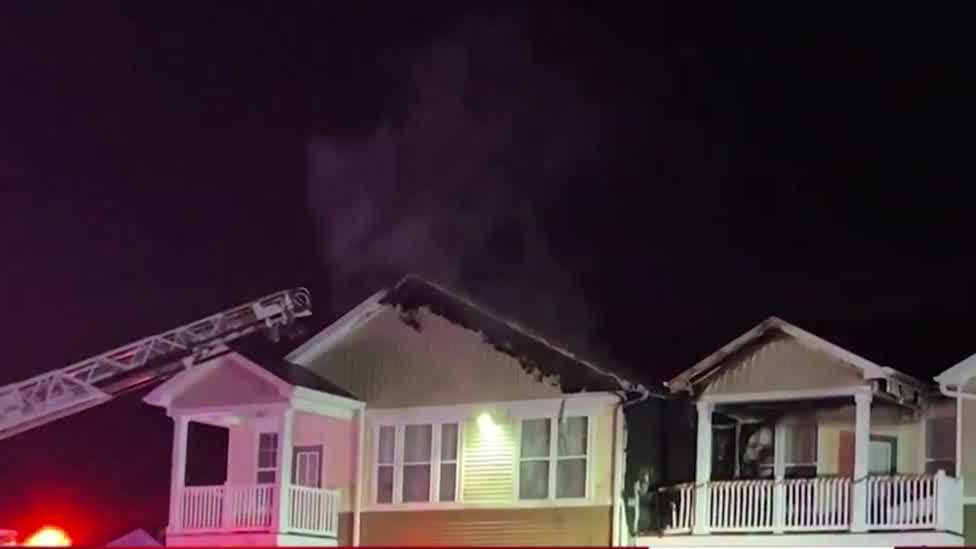 Fire breaks out at apartment complex in Waukee, displacing several