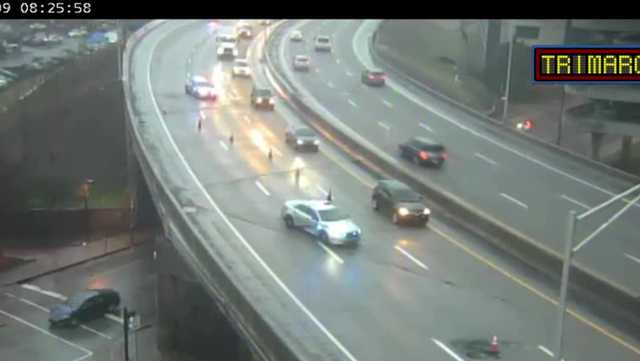Giant pothole shuts down lanes in I-65 in Louisville - Vimarsana News