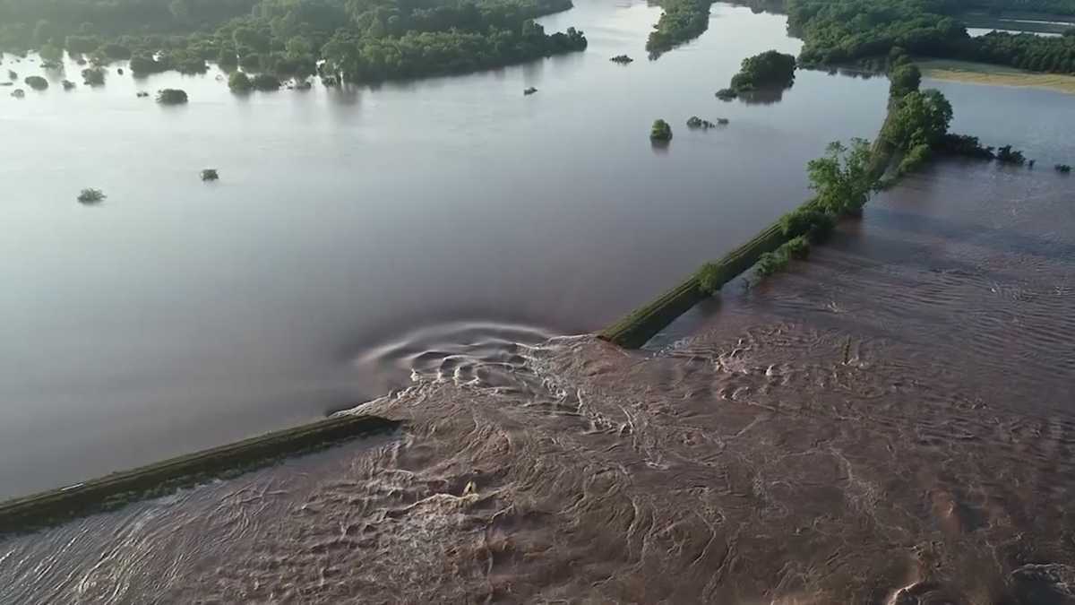 Record flooding causes 40-foot hole Arkansas River levee