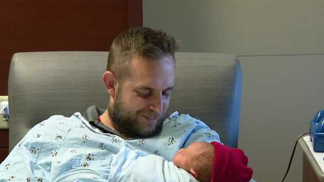 Iowa man undergoes surgery as nurses at Omaha hospital help his wife deliver baby - Vimarsana News
