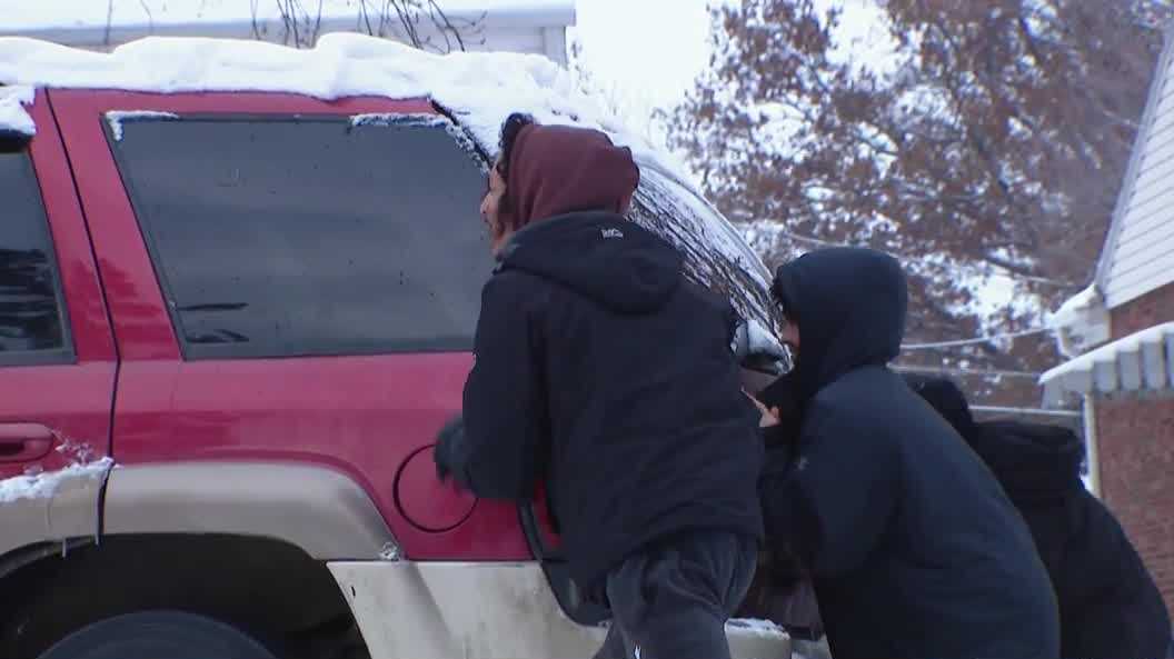 'Neighborhood heroes' push cars out of icy Omaha pile-up