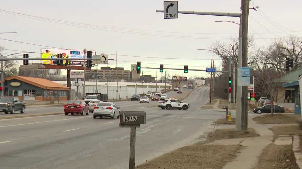 Injuries reported after 4-vehicle crash in Des Moines