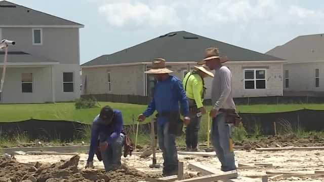 Construction crews trying to keep cool under blazing sun - Vimarsana News