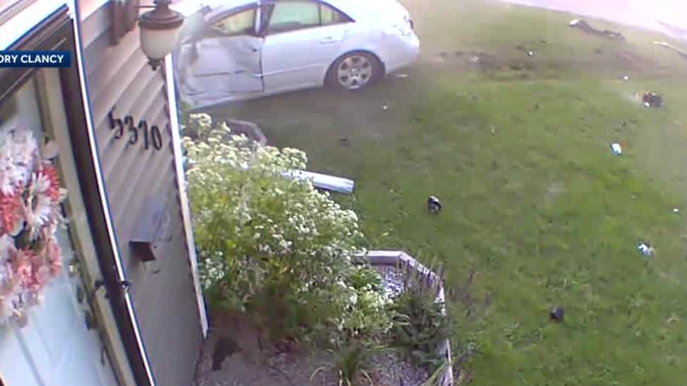 Video captures moment car crashes into Des Moines home