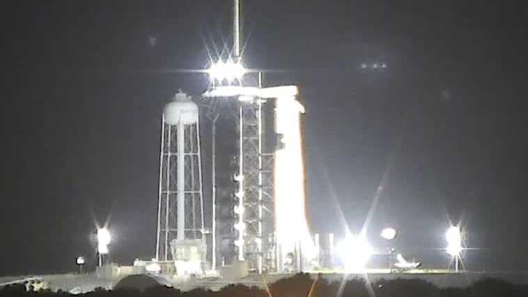 SpaceX Crew-7は離陸のために「移動」を開始します。
