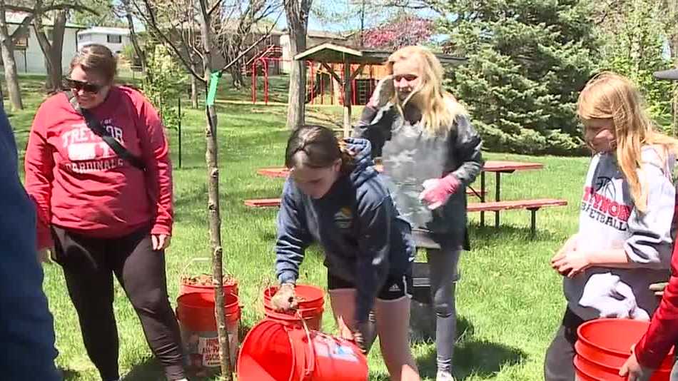 Iowa elementary students help with May Day planting project
