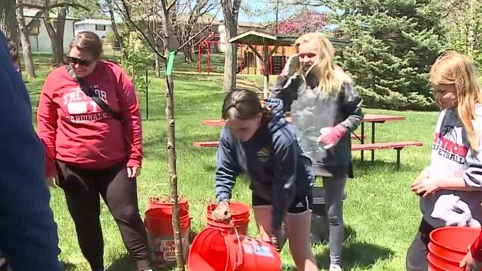 Iowa elementary students help with May Day planting project