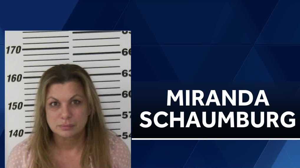 マドリードで夫を射殺したことを認めた女性がアルフォード・プリアを連行