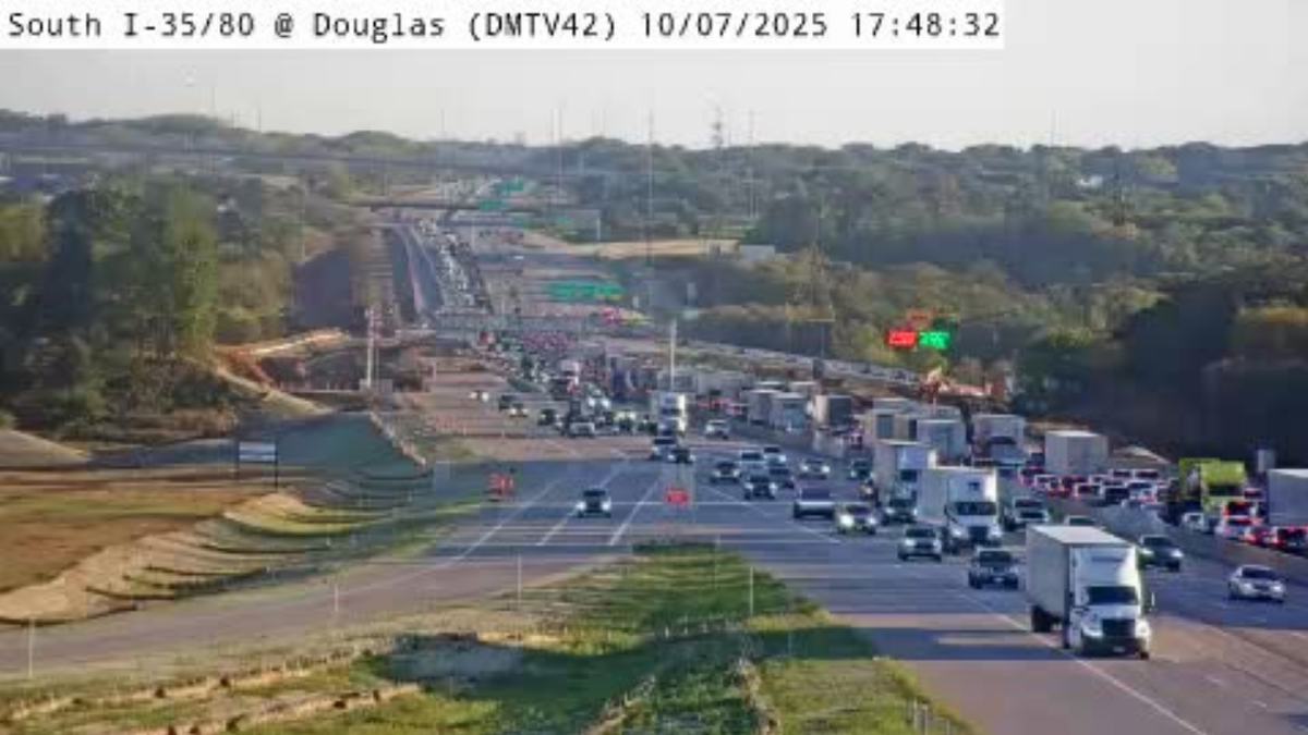 Crash slows down traffic on I-35/80 on west side of Des Moines metro