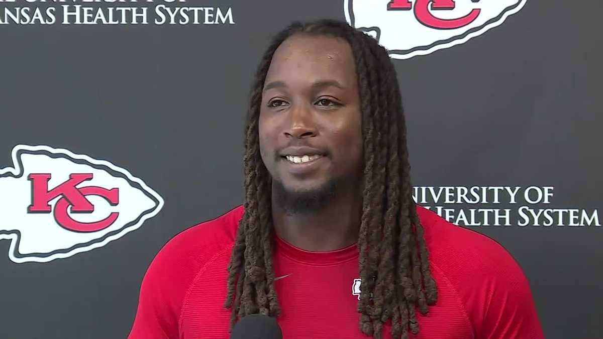 Running back Kareem Hunt speaks after re-signing with Chiefs