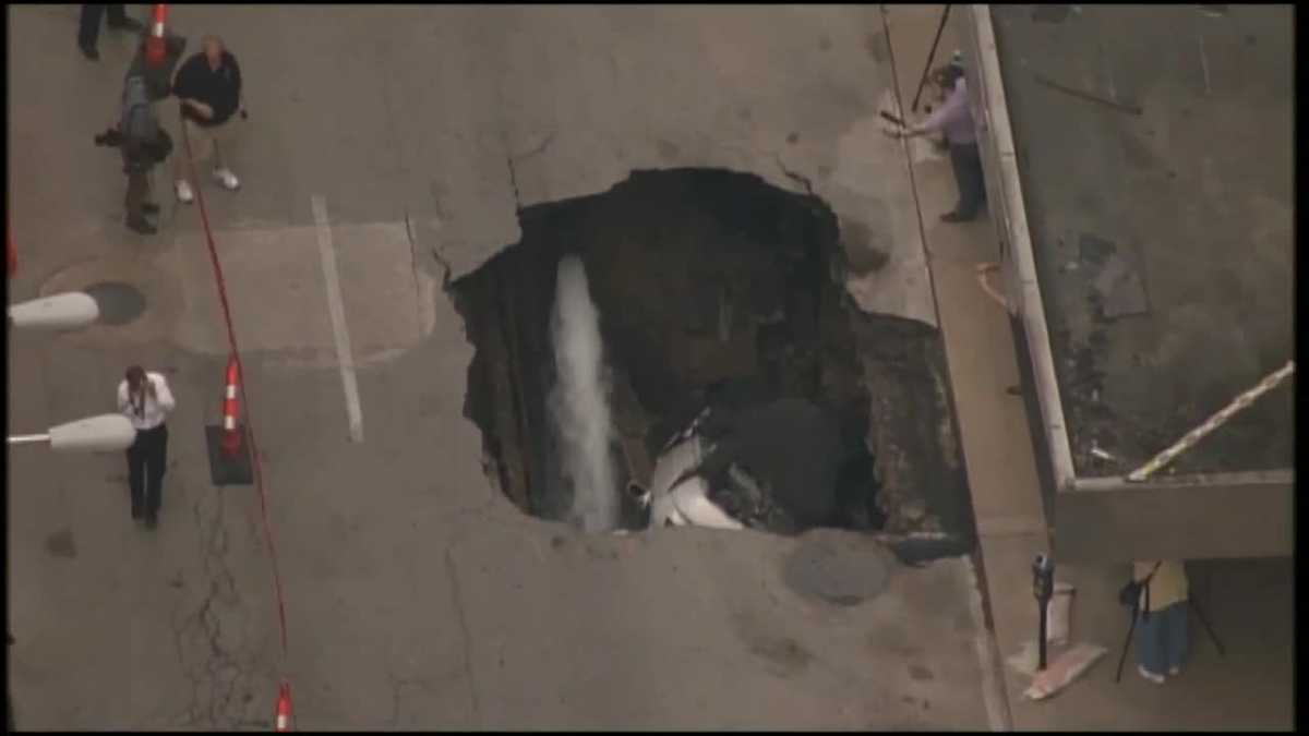 Video St Louis Sinkhole Swallows Car