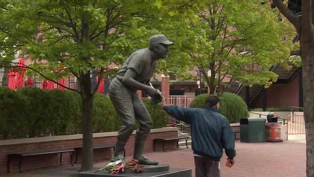 Fans pay respect to Brooks Robinsons' statue at Legends Park - Vimarsana News