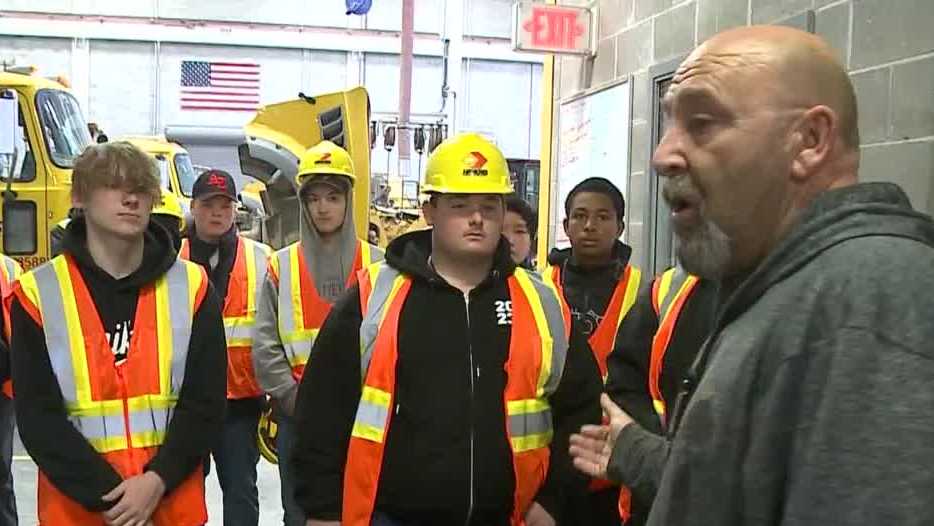 Hawkins Construction hosts Bellevue East students for industry exposure
