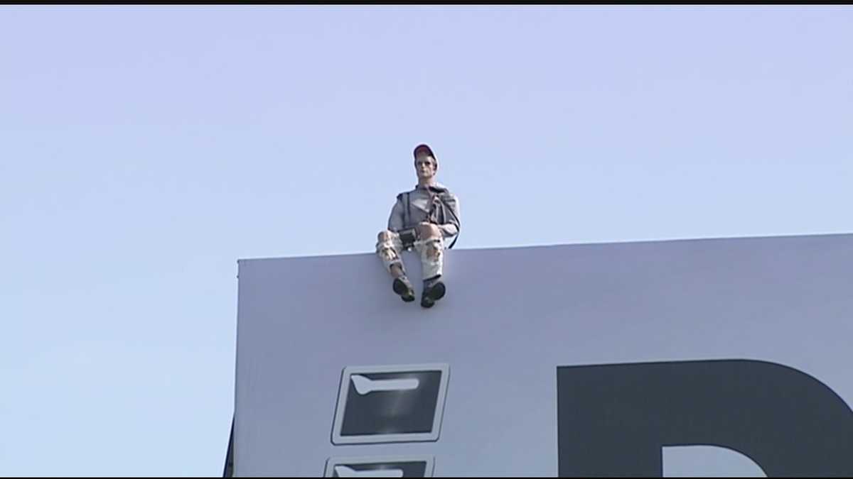 Mannequin on Cincinnati billboard alarms I75 motorists