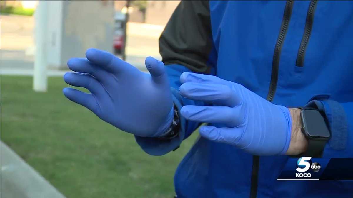 专家讨论在冠状病毒危机中人们是否应该戴手套