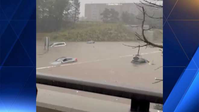 Autos sumergidos en inundaciones repentinas a lo largo de la Ruta 2 en Mass.