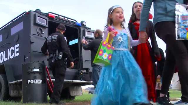 Iowa police officers, firefighters get into the Halloween spirit - Vimarsana News