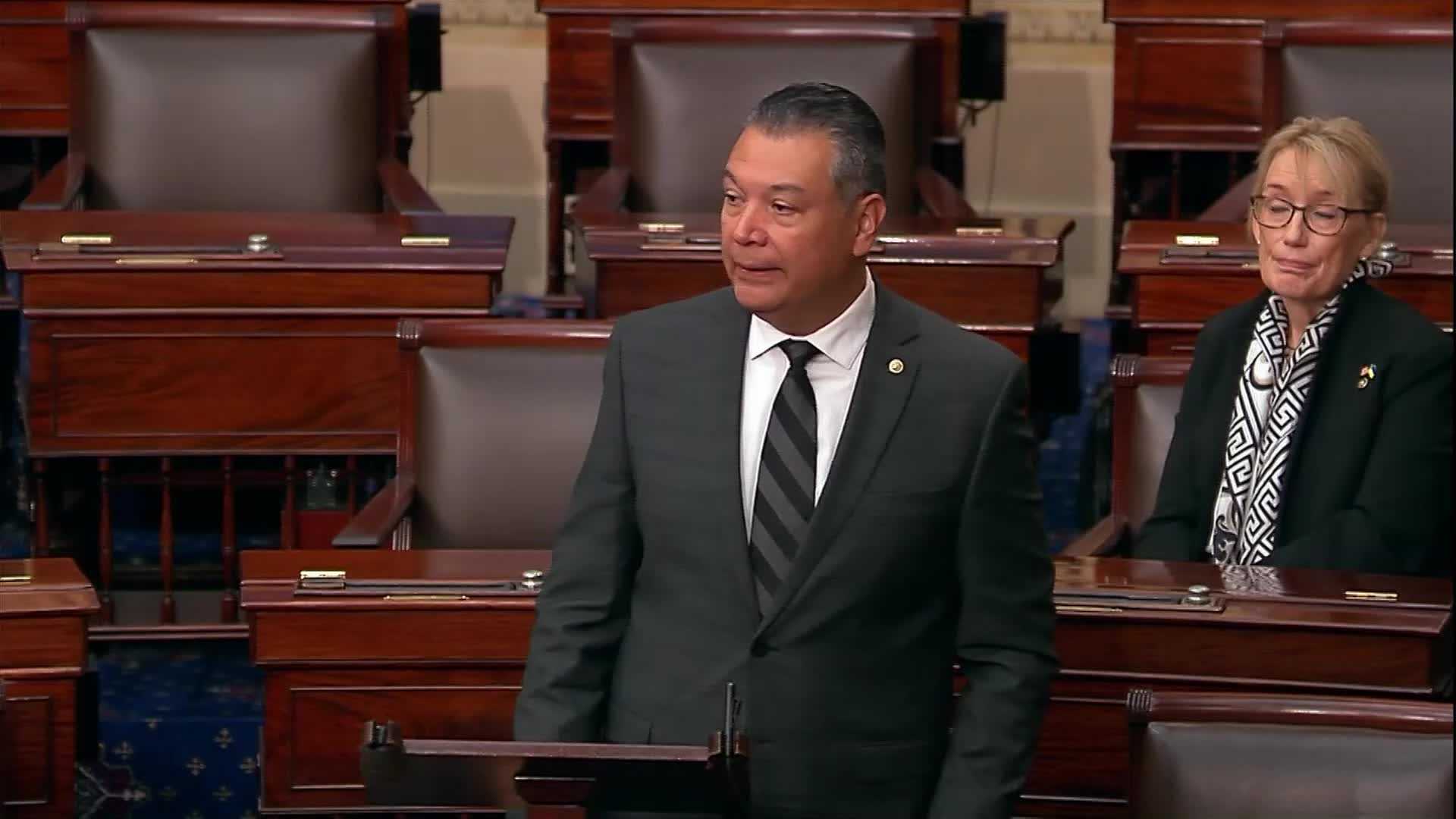 Sen. Alex Padilla delivers emotional tribute to Dianne Feinstein - Vimarsana News