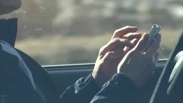 Proposed Iowa law would ban cellphones while driving - Vimarsana News