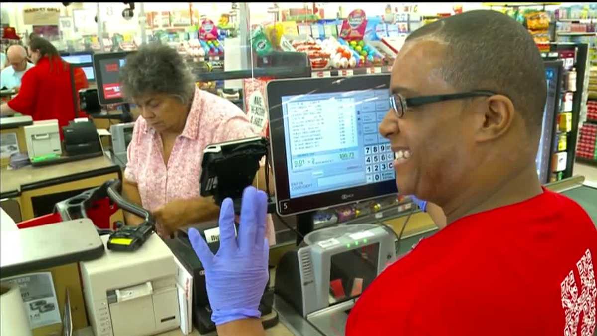 Iowa HyVee checker shares unspeakable joy