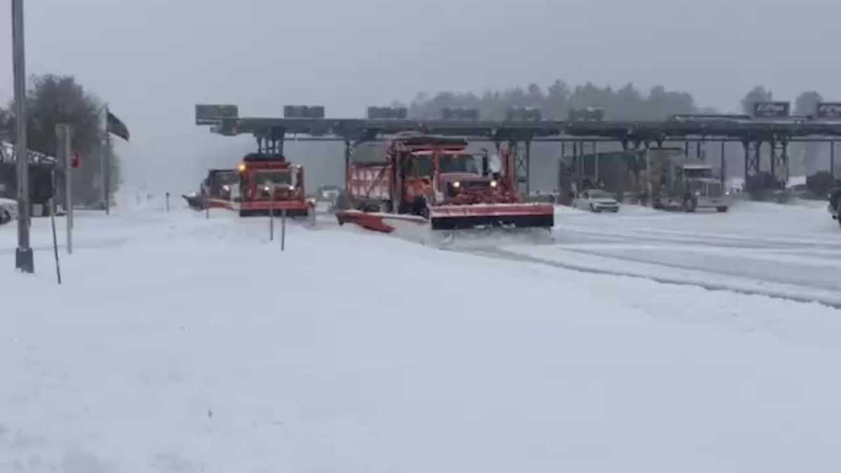 NH snow video Tandem plowing in Bedford