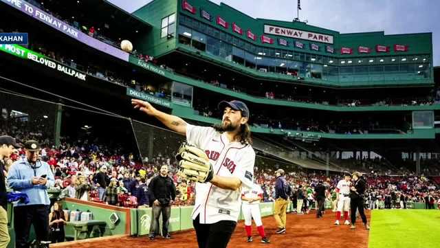 Noah Kahan throws out first pitch at Boston Red Sox game - Vimarsana News