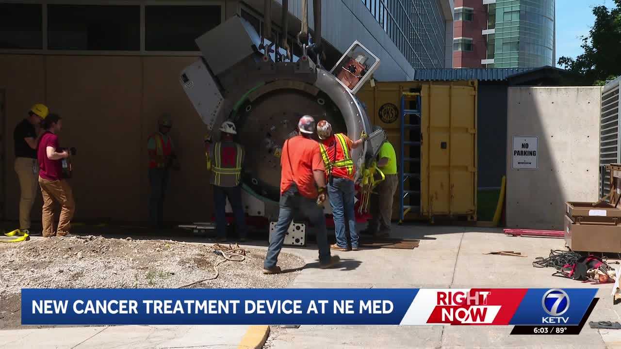 Nebraska Medicine celebrates new cancer treatment device
