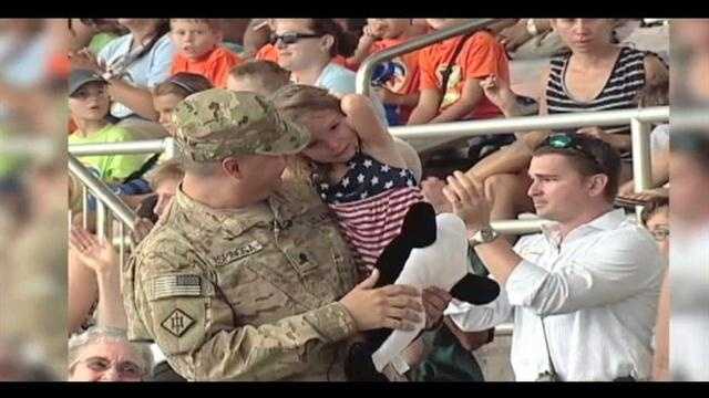 Raw Video Military Father Surprises Daughter With Homecoming At Seaworld