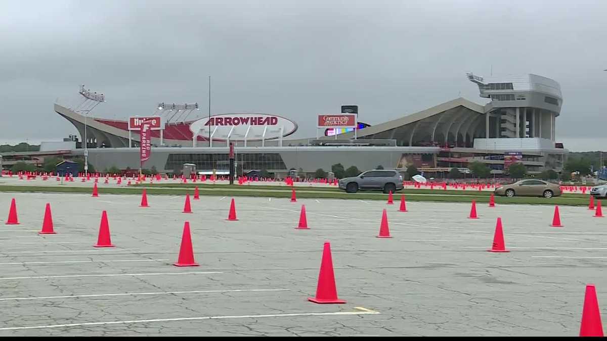 10 in quarantine after fan at Chiefs game tests positive for Covid-19