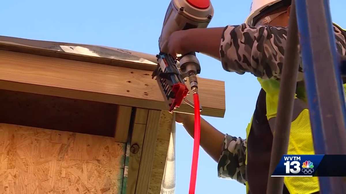 Huffman High students building tiny house for first time
