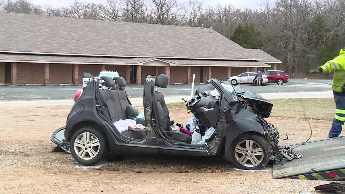 6 high schoolaged girls dead after crash with semitruck, Oklahoma(00)