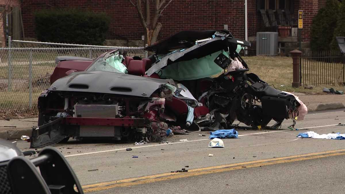 Police: Car slams into light pole in Pittsburgh after driver loses control