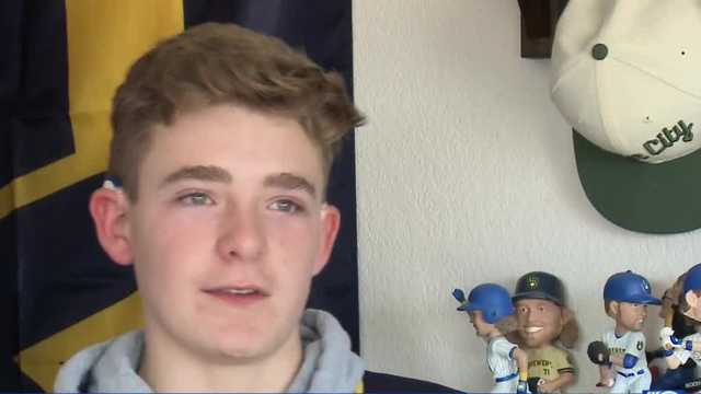 Waukesha 14-year-old makes foul ball catch during Brewers game - Vimarsana News