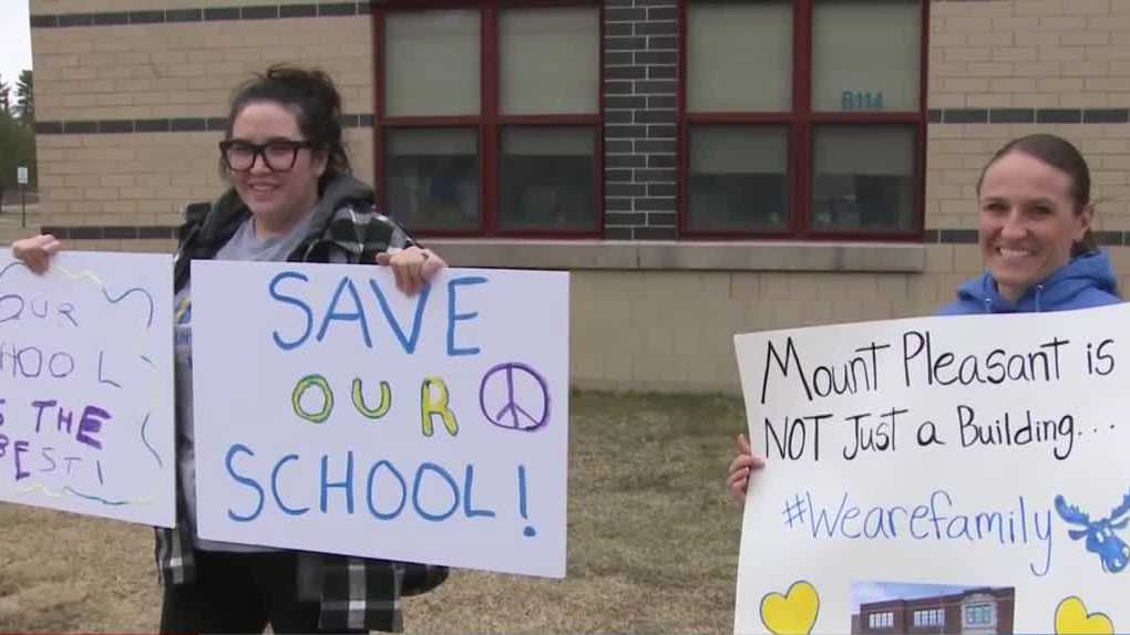 Teachers, parents rally in support of Nashua school