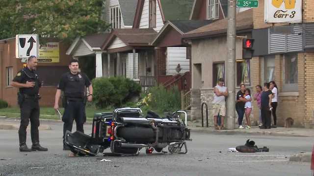 Driver collides with Milwaukee police motorcycle officer - Vimarsana News