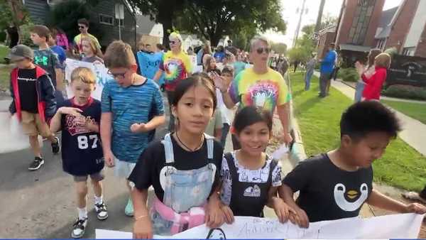 des moines students on parade: perkins elementary kids celebrate new school year by marching through beaverdale