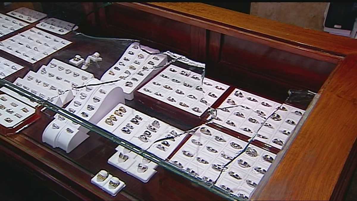 Plaza jeweler describes fight with robbers