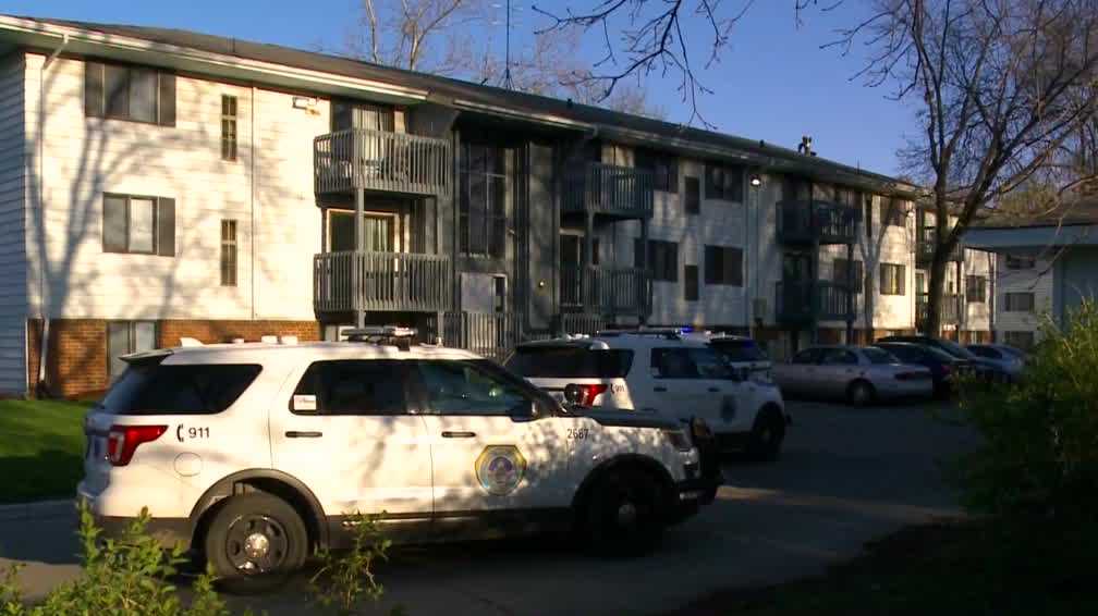 Police investigating after Des Moines woman stabbed in head