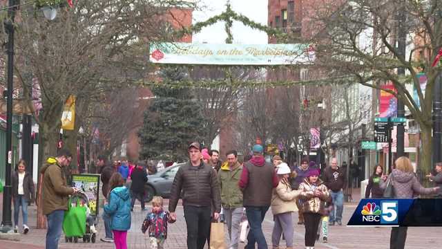 Shoppers head to downtown Burlington on Christmas Eve - Vimarsana News