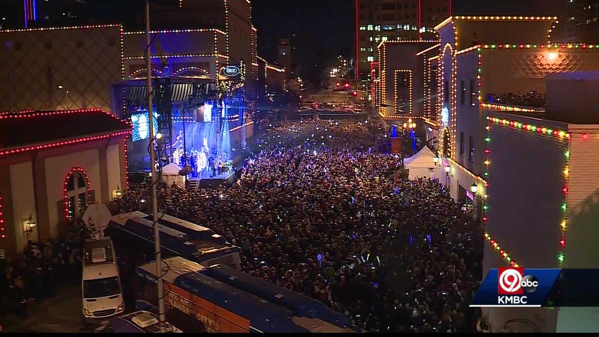Plaza lights kick off holiday season in Kansas City