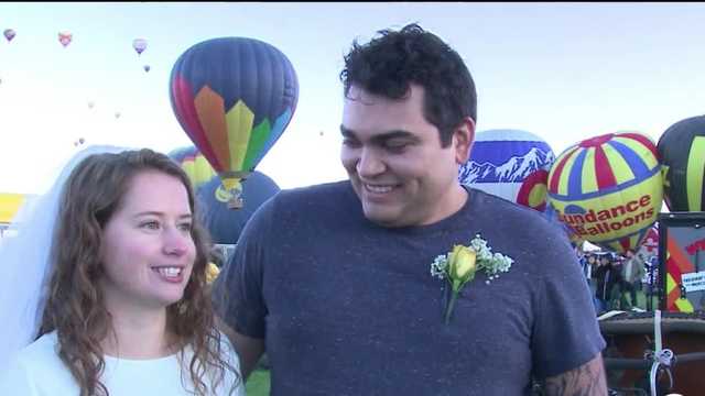 Couple ties knot at Balloon Fiesta - Vimarsana News