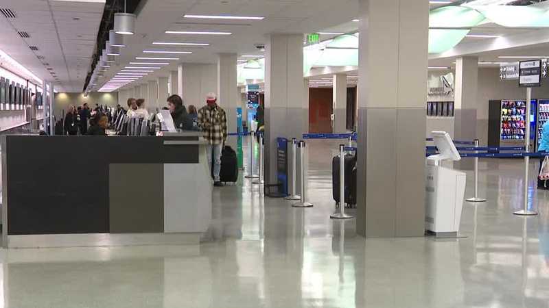Crews working to fix water main break at Des Moines International Airport