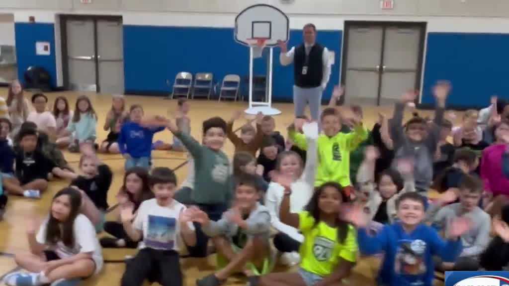 WMUR's Kevin Skarupa visits Hooksett Memorial School