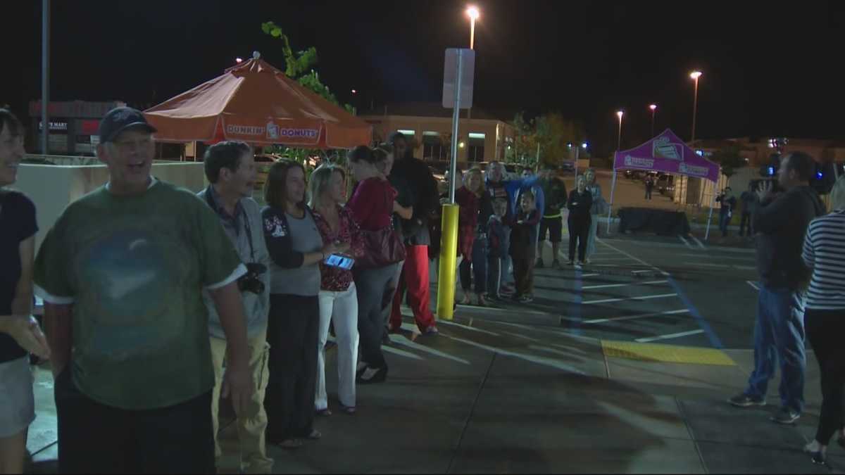 Dunkin' Donuts fans pack new Roseville location