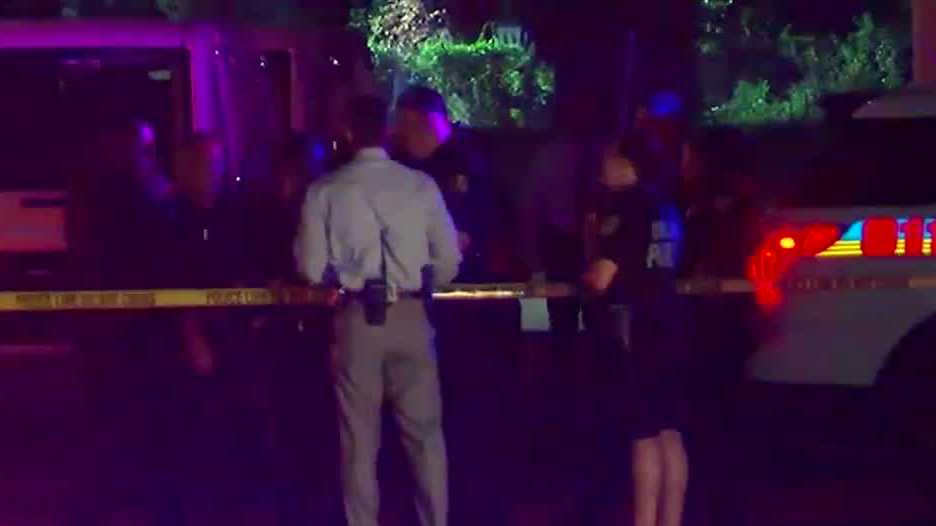 Orlando police search for gunman in deadly overnight shooting
