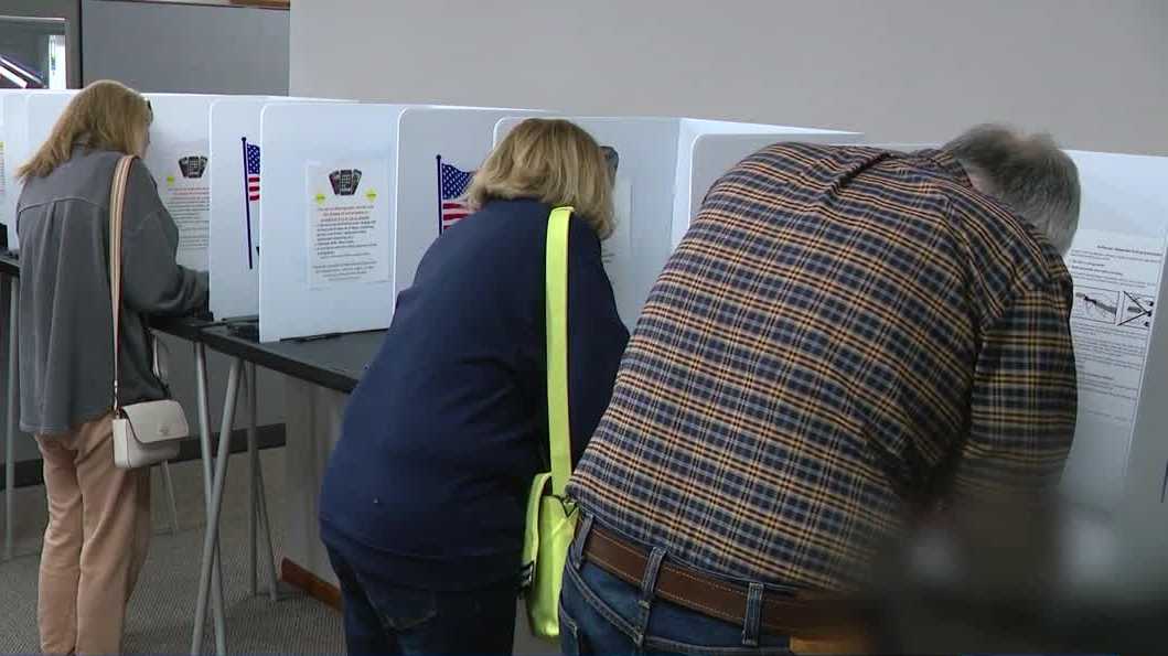 Early voting begins in Iowa as voters line up to cast ballots
