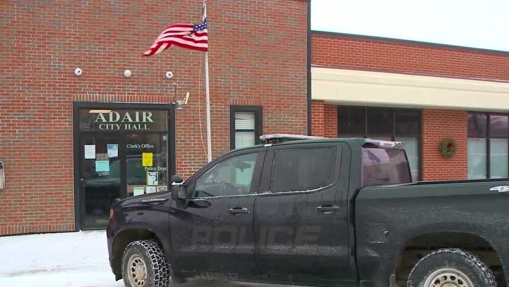 Trial begins for Iowa police chief charged in gun investigation
