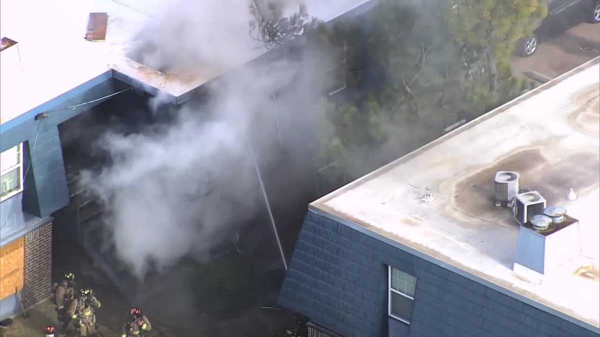 Crews battle flames at southwest Oklahoma City apartment complex